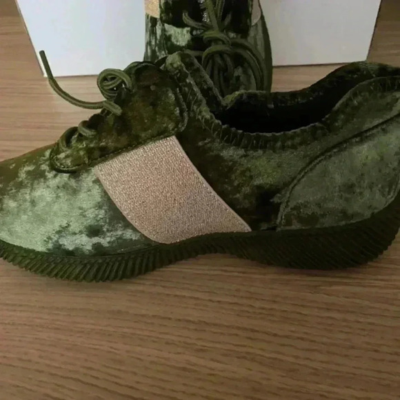 🆕Bamboo Green & Gold Forward Velvet Sneaker 6🆕 - Picture 5 of 6